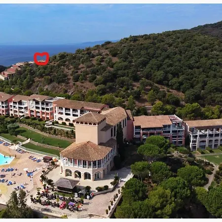 5 People With Beautiful Sea View