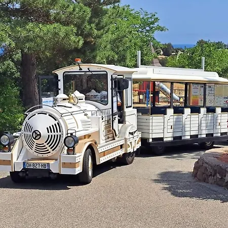 5 People With Beautiful Sea View