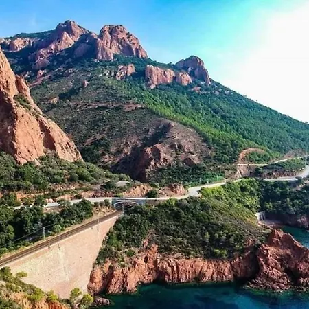 5 People With Beautiful Sea View